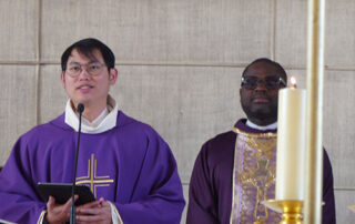 Pater Duns Helbero SVD und Pater Joseph SVD stehen am Altar der Kirche St. Joachim